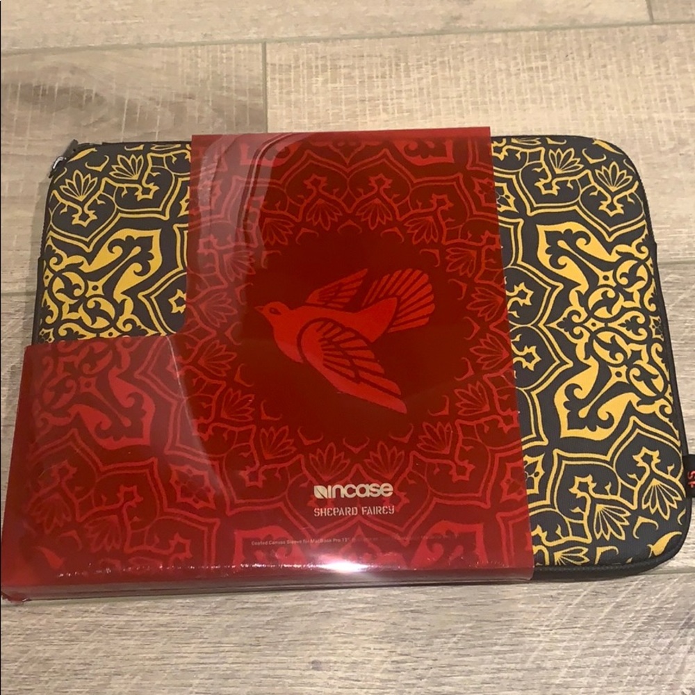 Incase “13 coated cnvs sleeve shepard fairey colab